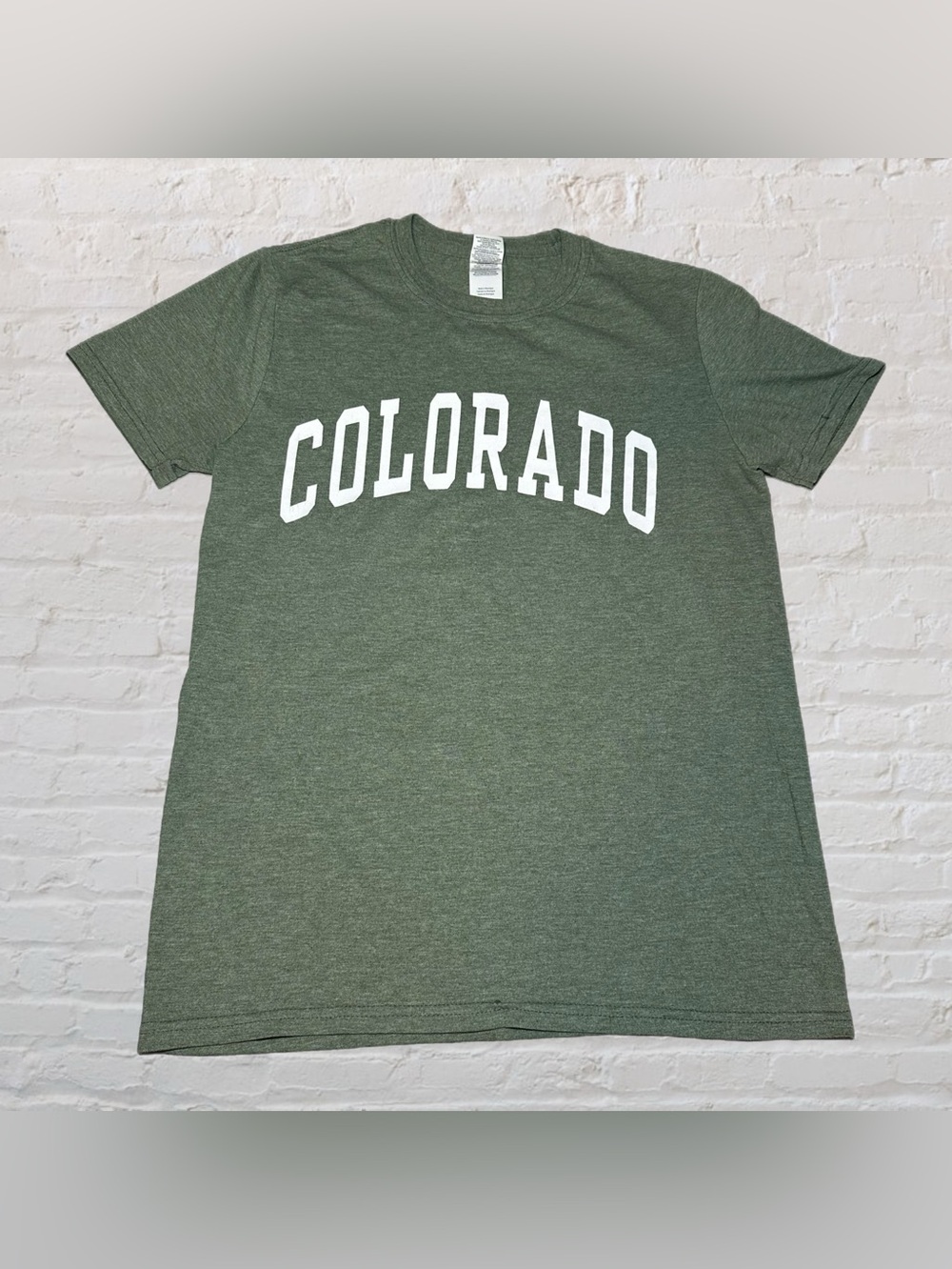 GILDAN ‘Colorado’ Green & White Logo Novelty Short Sleeve Tee in Men’s Size SML